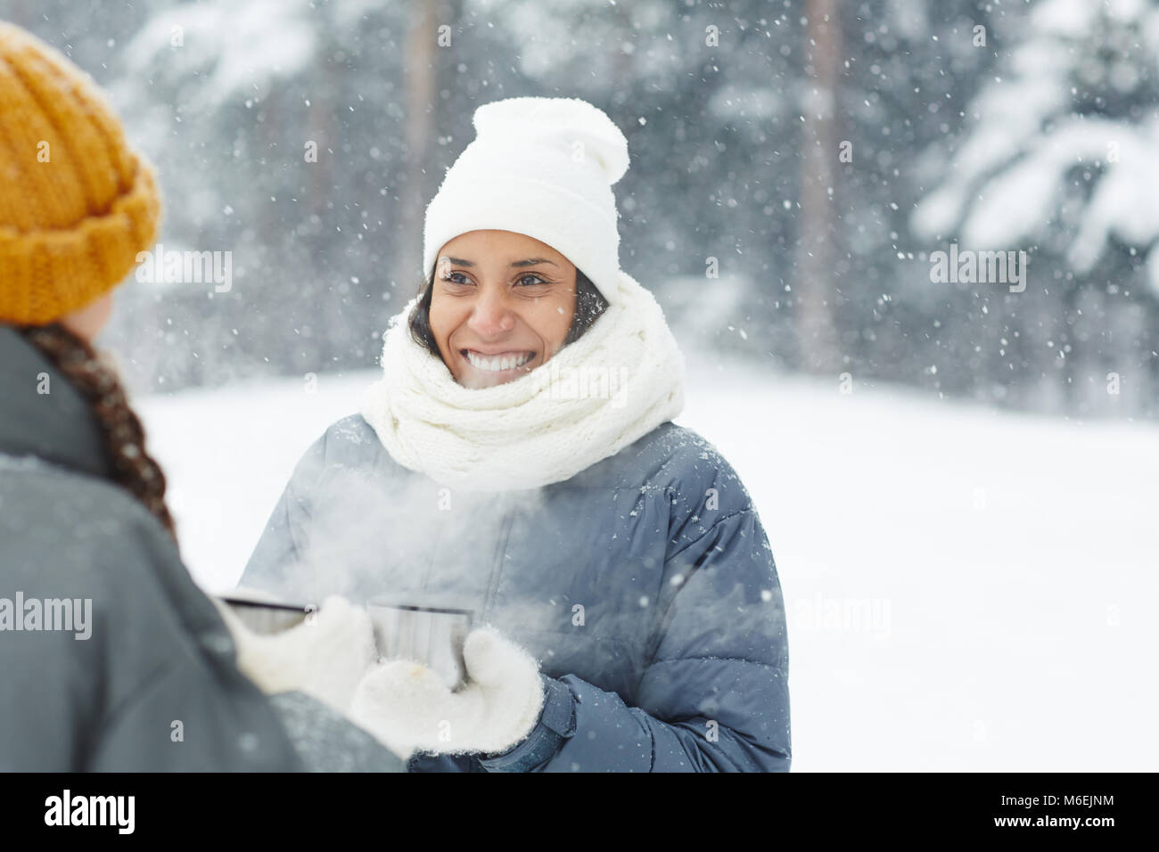 Mädchen in Schneefall Stockfoto
