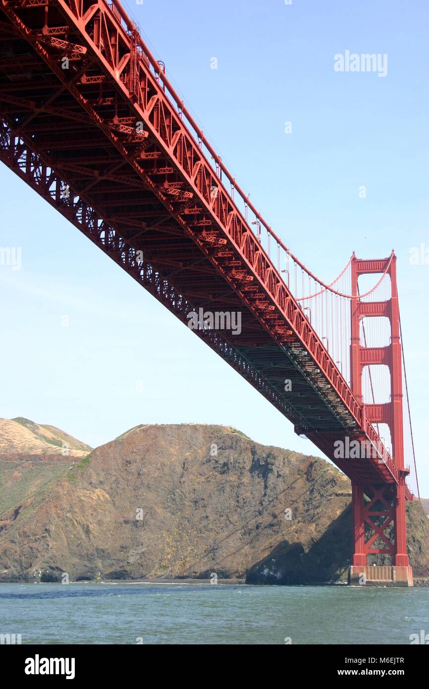 Blick auf die Golden Gate Bridge, San Francisco, vor blauem Himmel Stockfoto