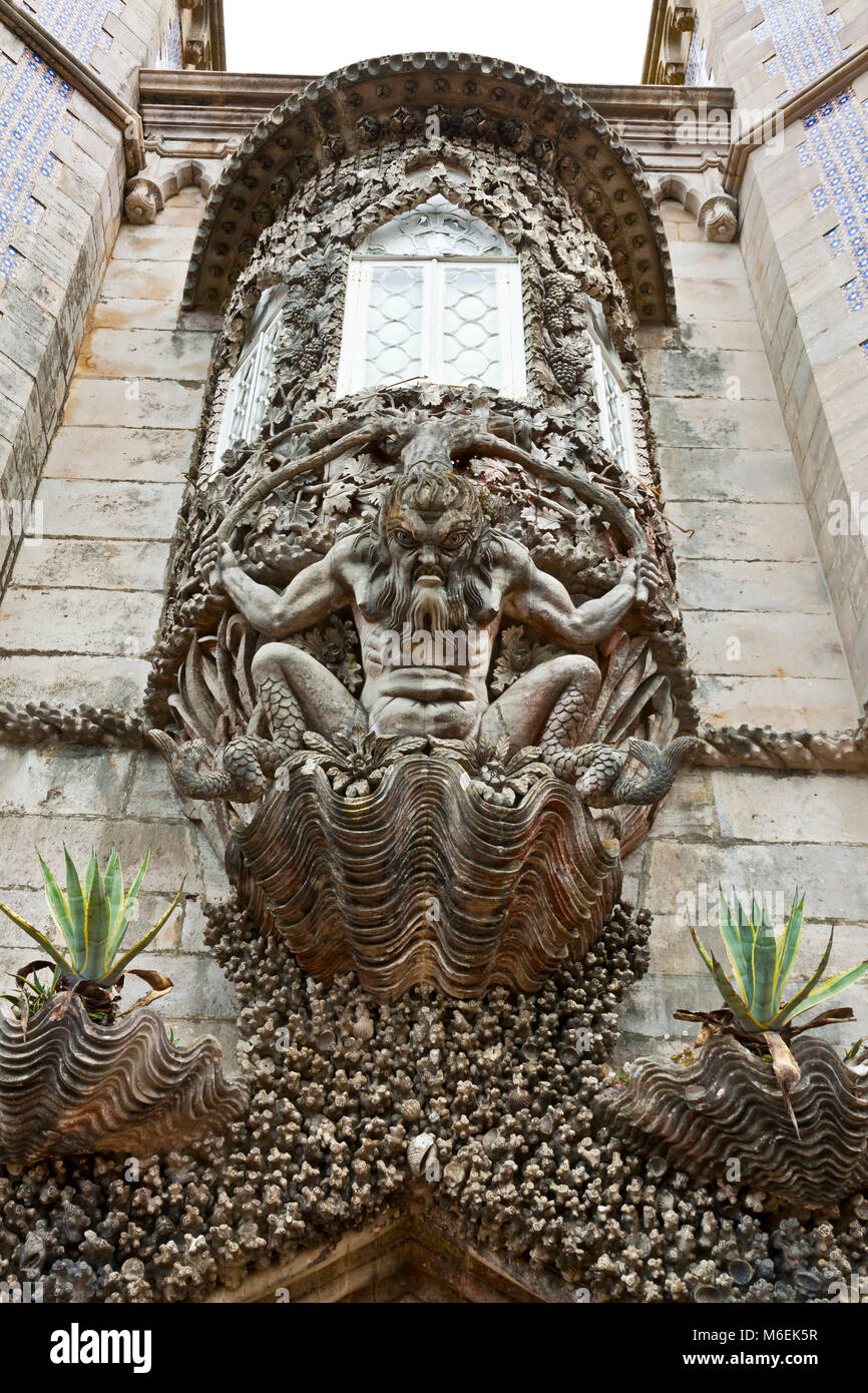 Detaillierte Design- und Skulptur eines Newt (fabelwesen) über dem Eingang zum Pena National Palast von Sintra (Palacio Nacional da Pena), Lisbo Stockfoto