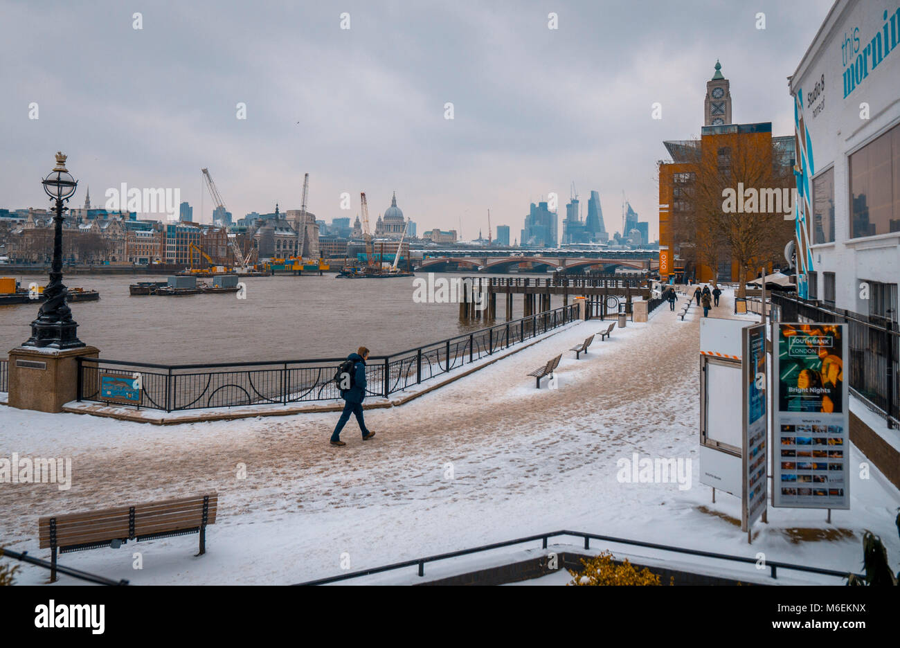 Starker Schneefall deckt einen Fußweg entlang der Themse, South Bank in London, Großbritannien Stockfoto