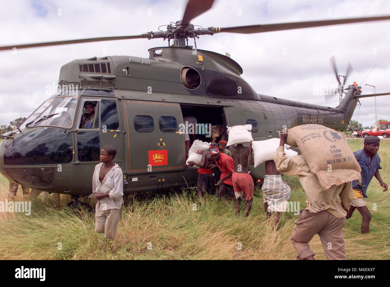 Überschwemmungen in Mosambik, März 2000; Gerettete Leute laufen in Sicherheit nach einem Südafrikanischen Hubschrauber sie auf hohe Boden in der Nähe von Gaza Chibuto, Provinz fällt. Stockfoto