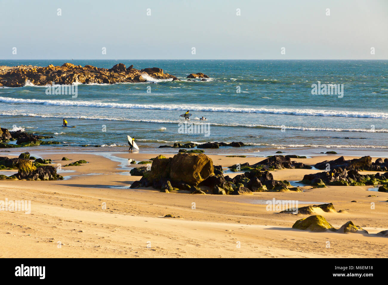 Malerische felsige Strand des Atlantischen Ozeans, Matosinhos, Porto, Portugal Stockfoto
