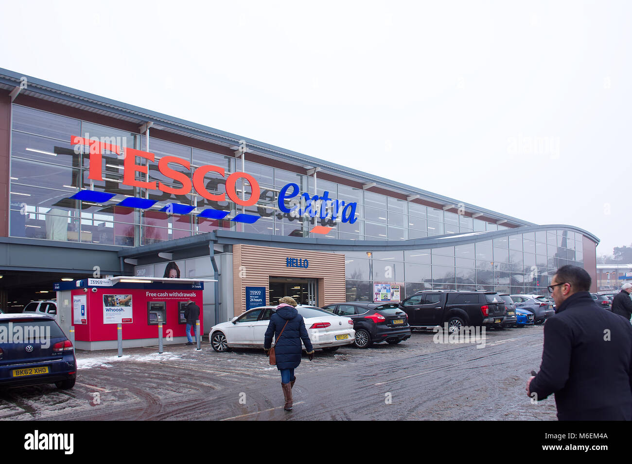 Tesco extra Supermarkt in De Stadt im Winter Tag. geparkten Autos, Menschen Rubrik im shop Richtung. Lichfield, Staffordshire, Vereinigtes Königreich. 03. März, 2018. Stockfoto