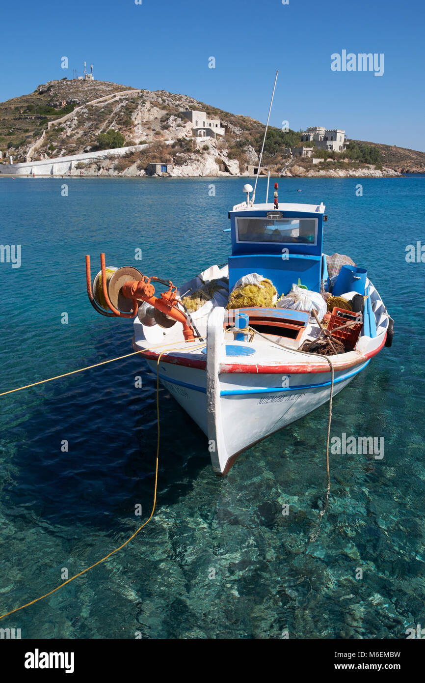 Ein Fischerboot günstig bei Vari, Syros (aka Siros oder Syra), Kykladen, Griechenland. Stockfoto