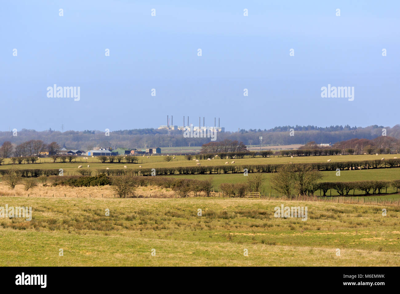 Blick über schottische Ackerland mit einem redundanten Power Station in der Ferne Stockfoto