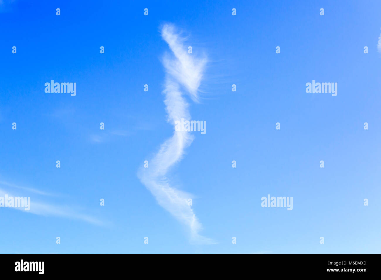 Cirrus Cloud Muster in der Form eines Drachen Stockfoto