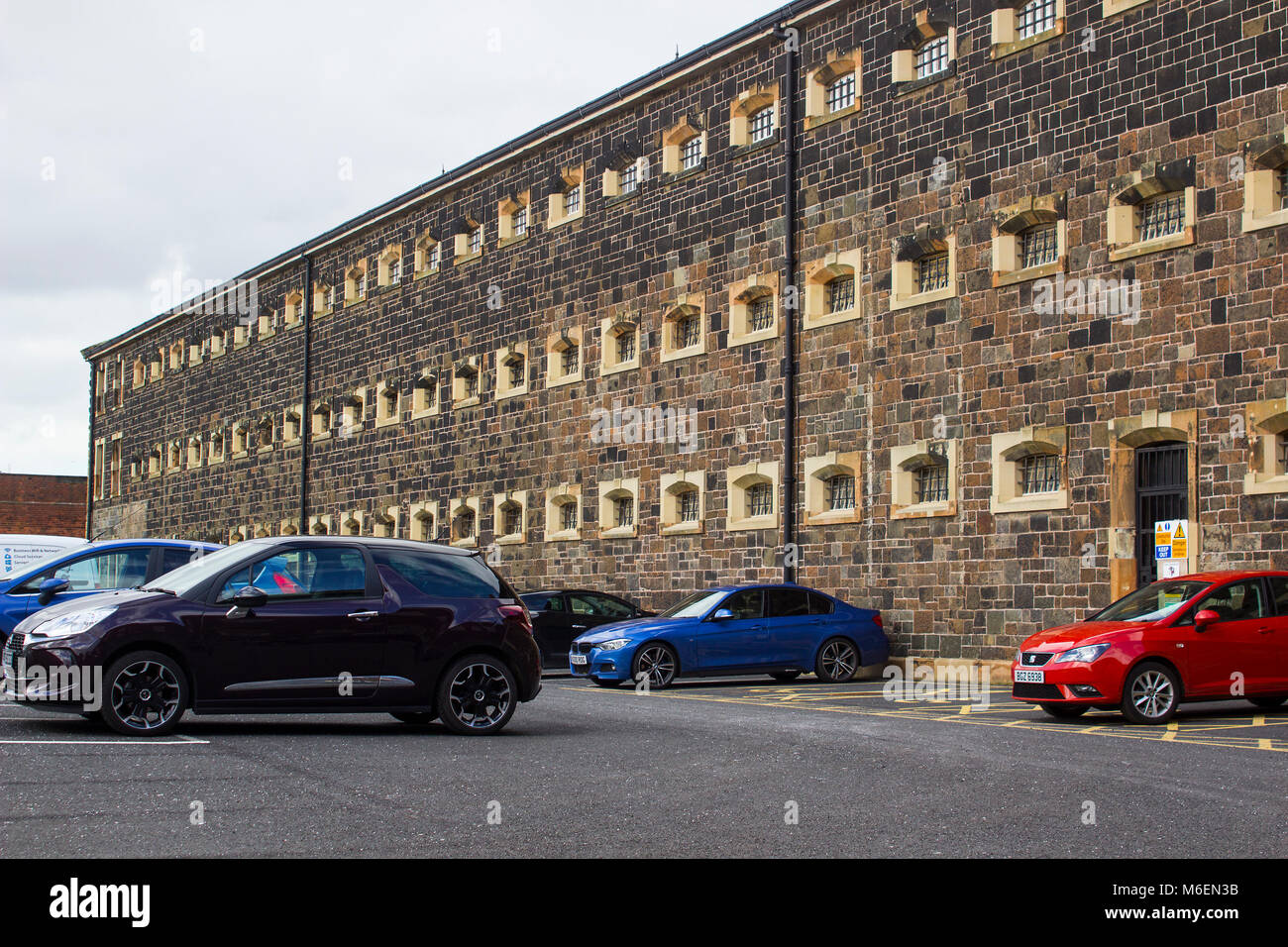 Werfen Sie einen Blick hinter die Gefängnismauern in den Gefängnishof der alten Crumlin Road Gefängnis in Belfast Nordirland mit seinen imposanten viktorianischen Architektur Stockfoto