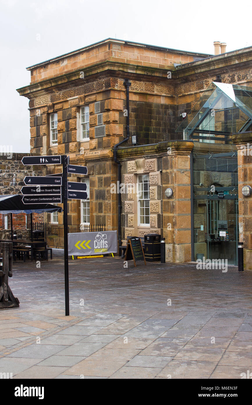 Werfen Sie einen Blick hinter die Gefängnismauern in den Gefängnishof der alten Crumlin Road Gefängnis in Belfast Nordirland mit seinen imposanten viktorianischen Architektur Stockfoto