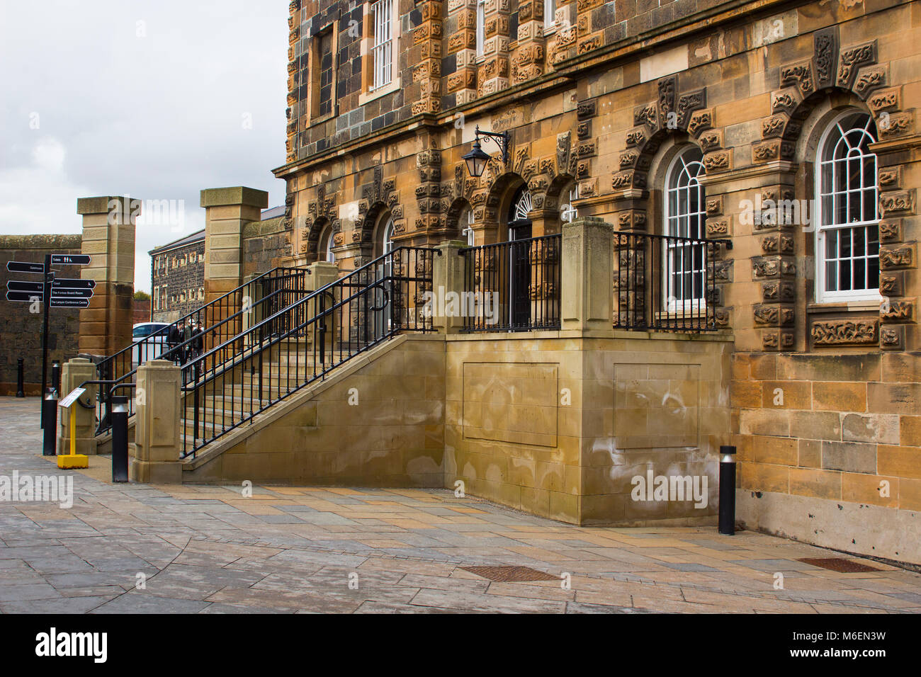 Werfen Sie einen Blick hinter die Gefängnismauern in den Gefängnishof der alten Crumlin Road Gefängnis in Belfast Nordirland mit seinen imposanten viktorianischen Architektur Stockfoto