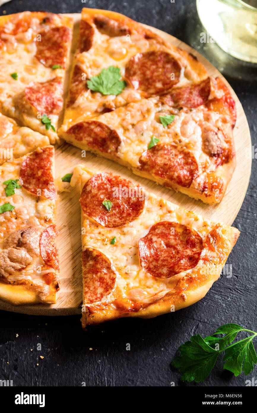 Peperoni-Pizza - frische hausgemachte Pizza mit Salami, Käse und ...