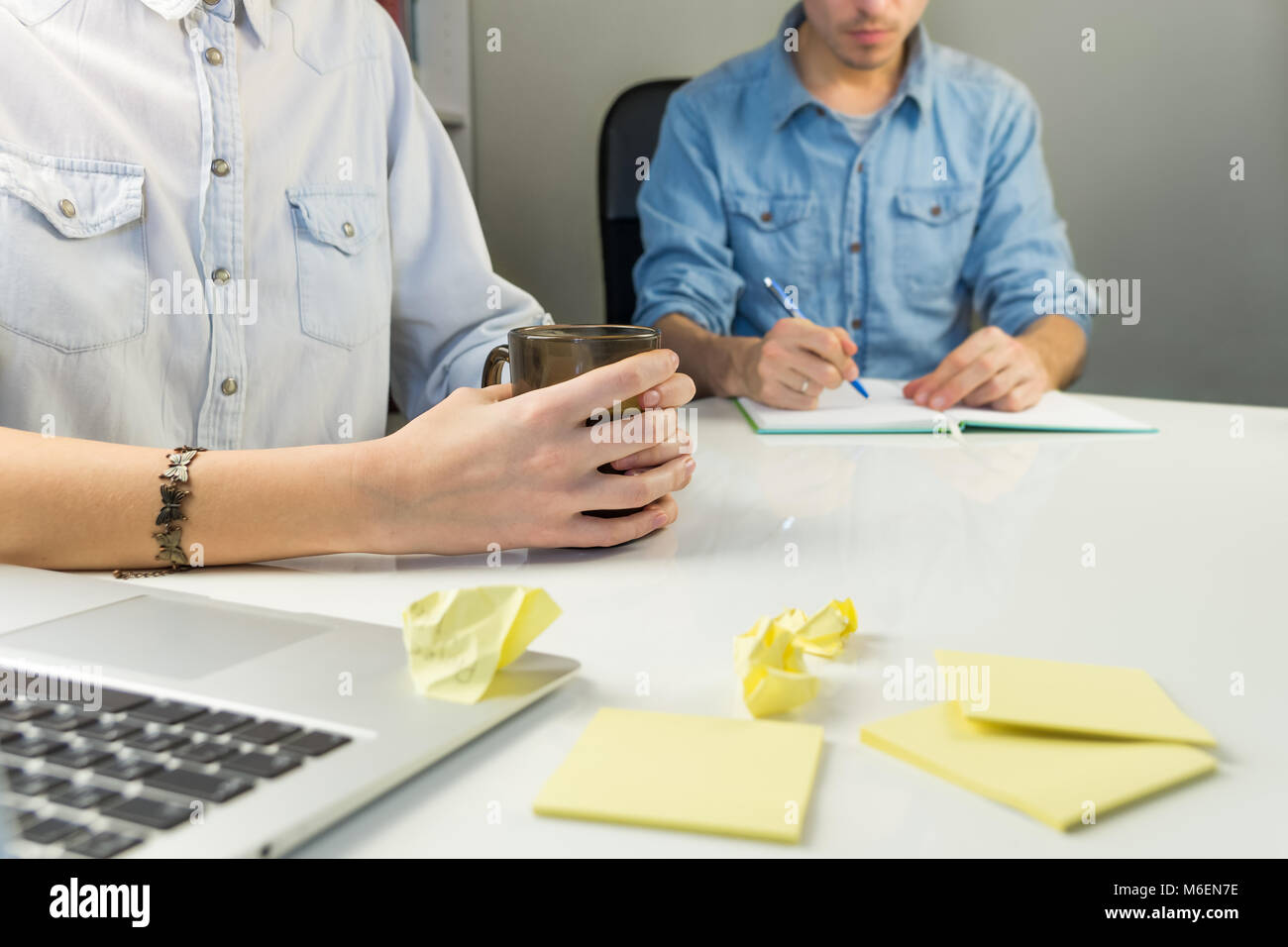 Zwei Personen an der weißen Moderne Büro Schreibtisch arbeiten Stockfoto