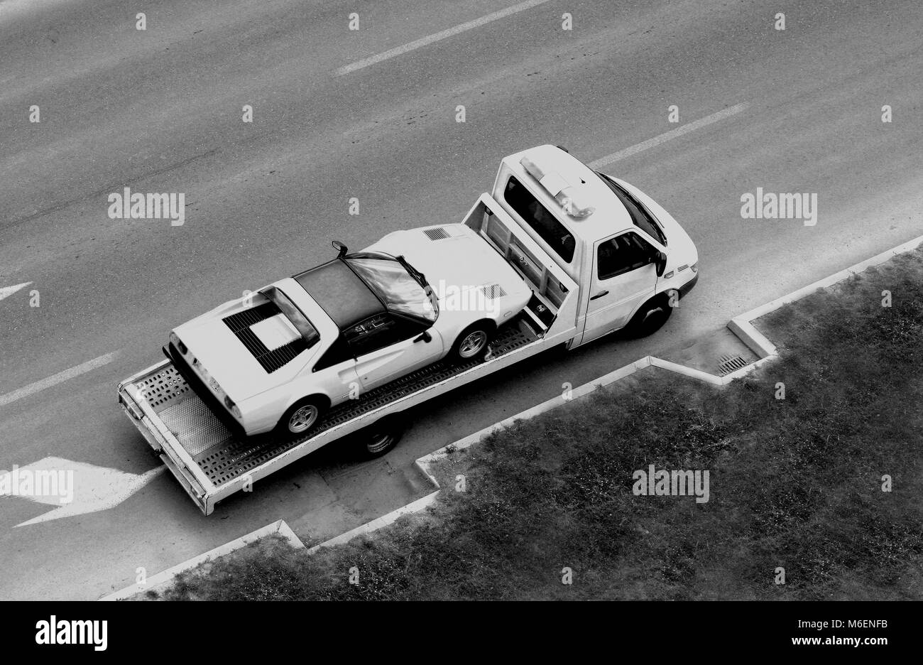 schnelle Oldtimer Auto auf das Trägerfahrzeug Stockfoto