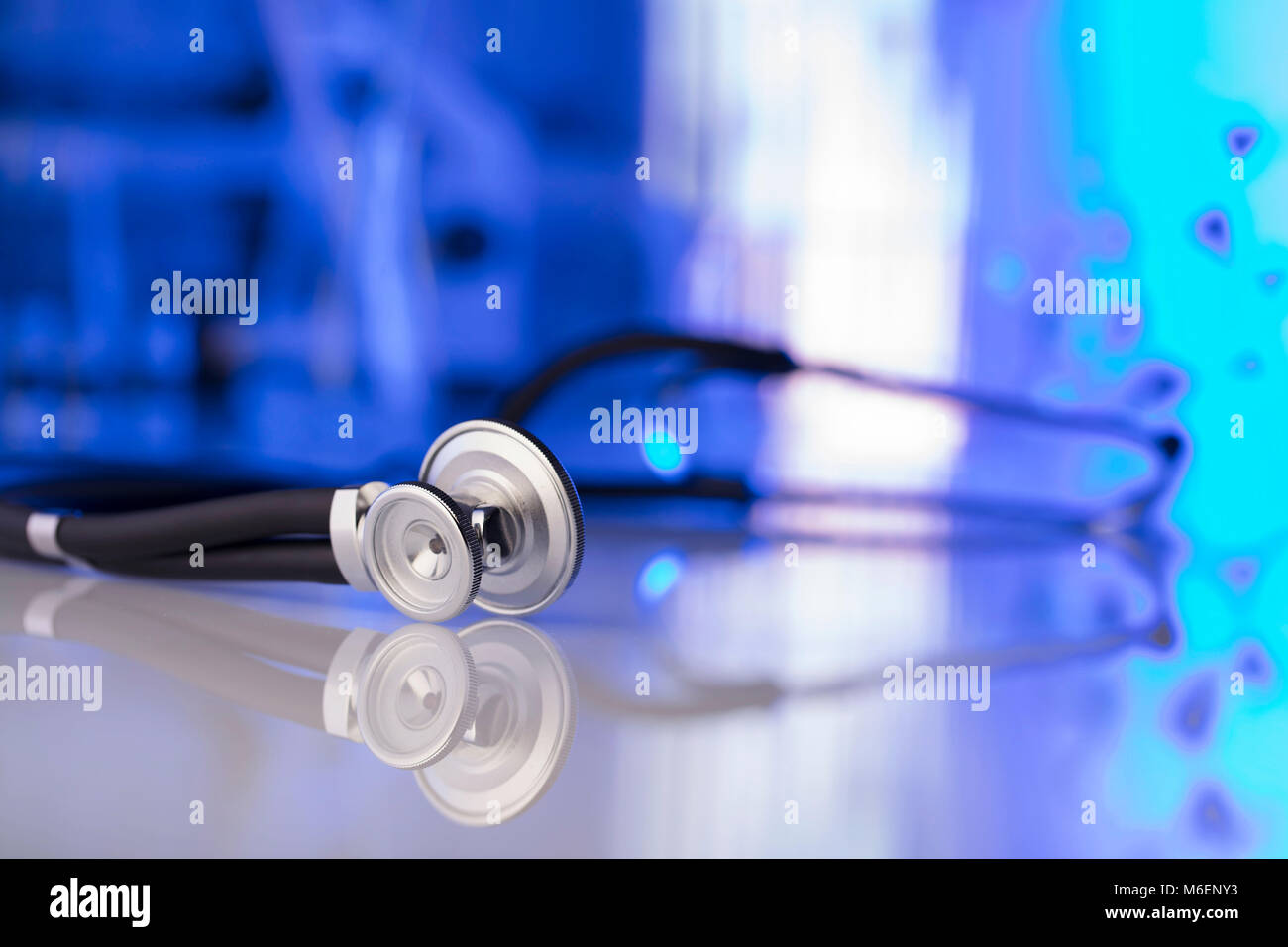 Medizinisches Labor Konzept. Wissenschaft Forschung. Stethoskop und Mikroskop auf blauem Hintergrund. Stockfoto
