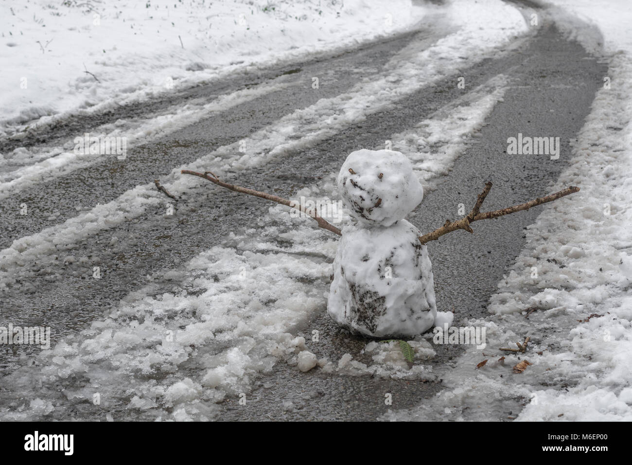 Schneemann in der Mitte des Landes Straße während des Tieres 2018 aus dem Osten Polarwirbel Schneeverhältnisse, die weit verbreiteten Probleme verursacht. Stockfoto