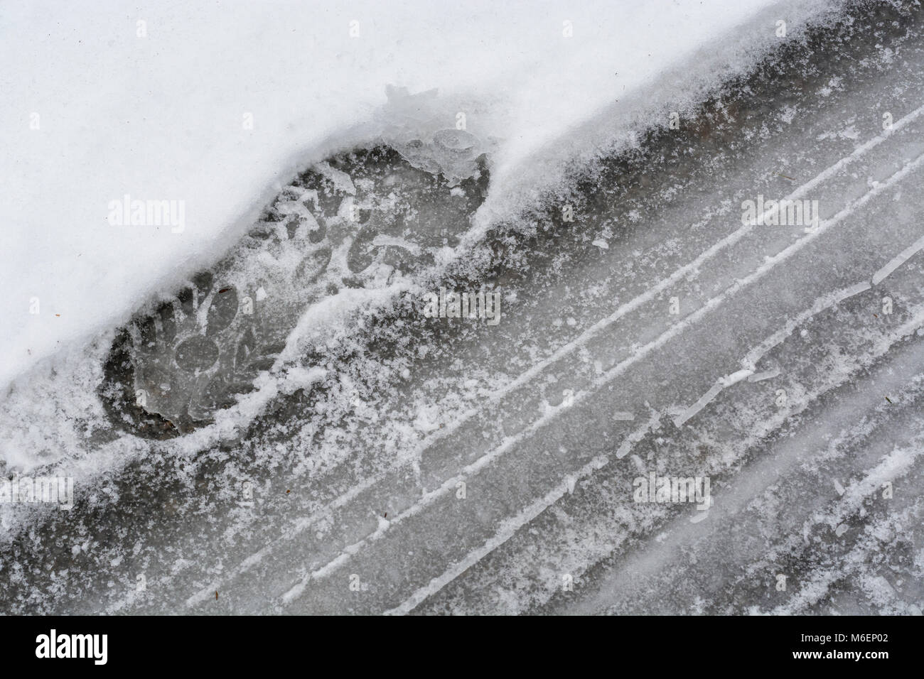 Snowy Platzbedarf auf der Straße, während das Tier 2018 aus dem Osten Polarwirbel Schneeverhältnisse, die weit verbreiteten Probleme für Pendler und Reisen verursacht. Stockfoto