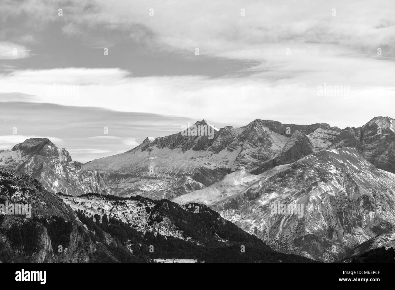 Verschneite Bergwelt. Die Schwarz-Weiß-Fotografie, groß Stockfoto