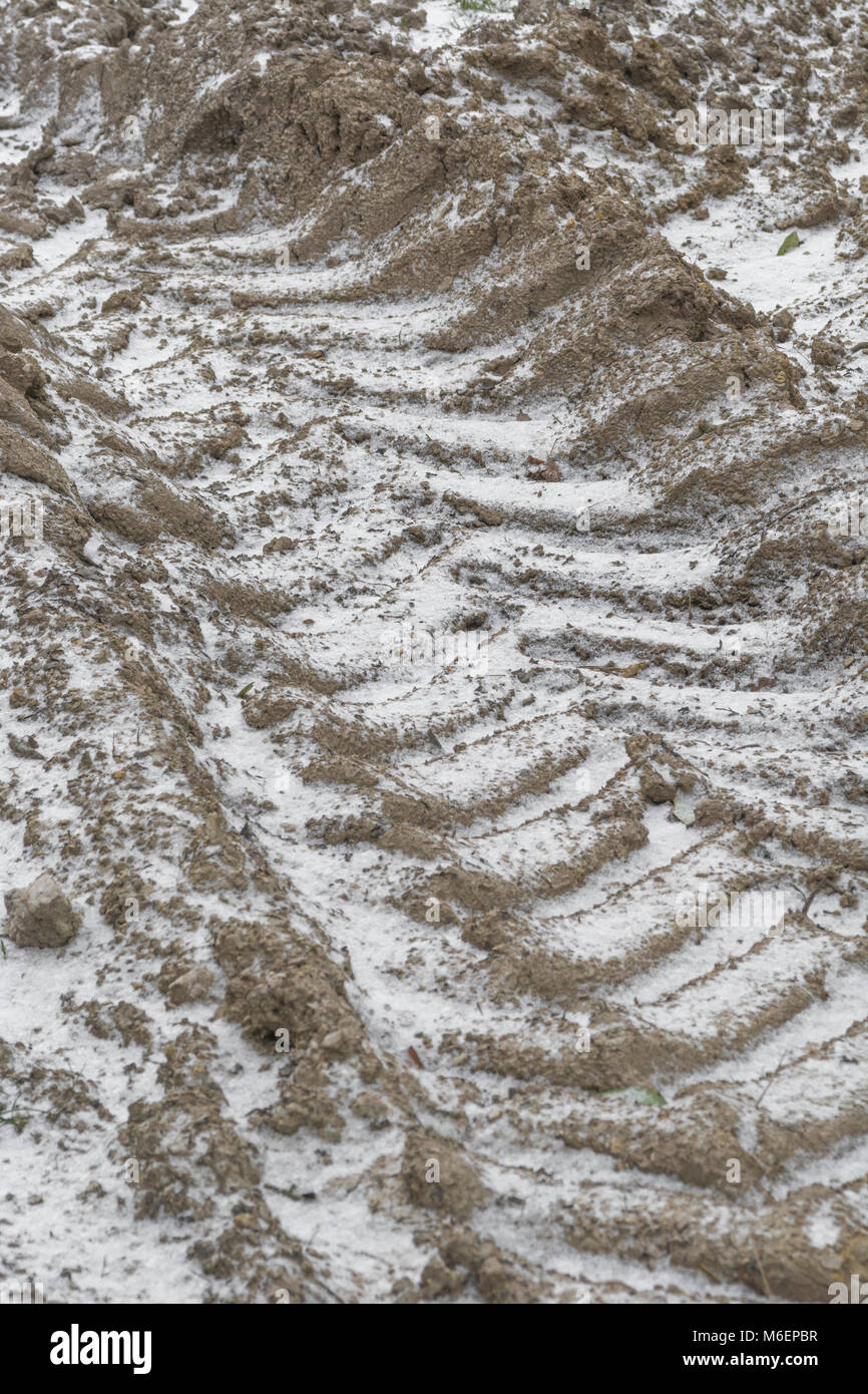 Traktor reifen Titel Mark infilled mit Schnee während der 2018 "Tier aus dem Osten' Kälteeinbruch. Stockfoto