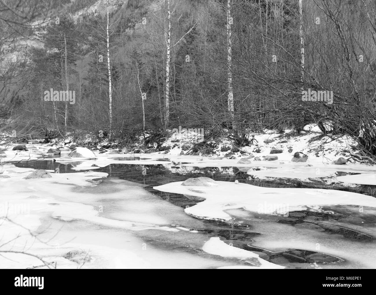 Gefrorener Fluss im Ordesa Nationalpark Spaniens, die Schwarz-Weiß-Fotografie, groß Stockfoto