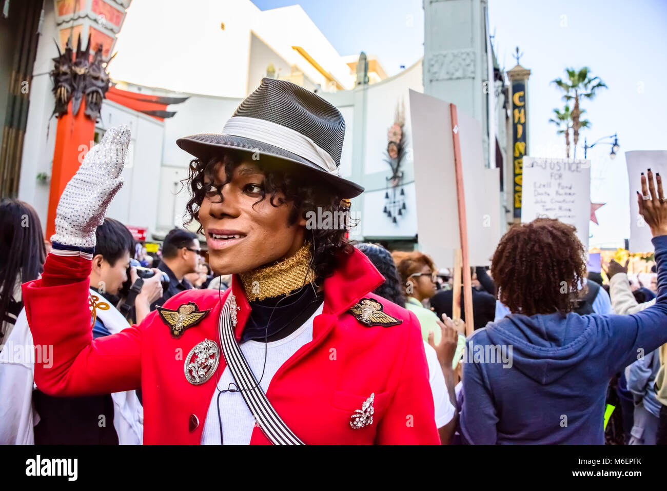 Michael Jackson Imitator, Hands up Nicht schießen Schwarz Leben Angelegenheit Protestkundgebung, Hollywood Walk of Fame, L.A., Kalifornien Stockfoto