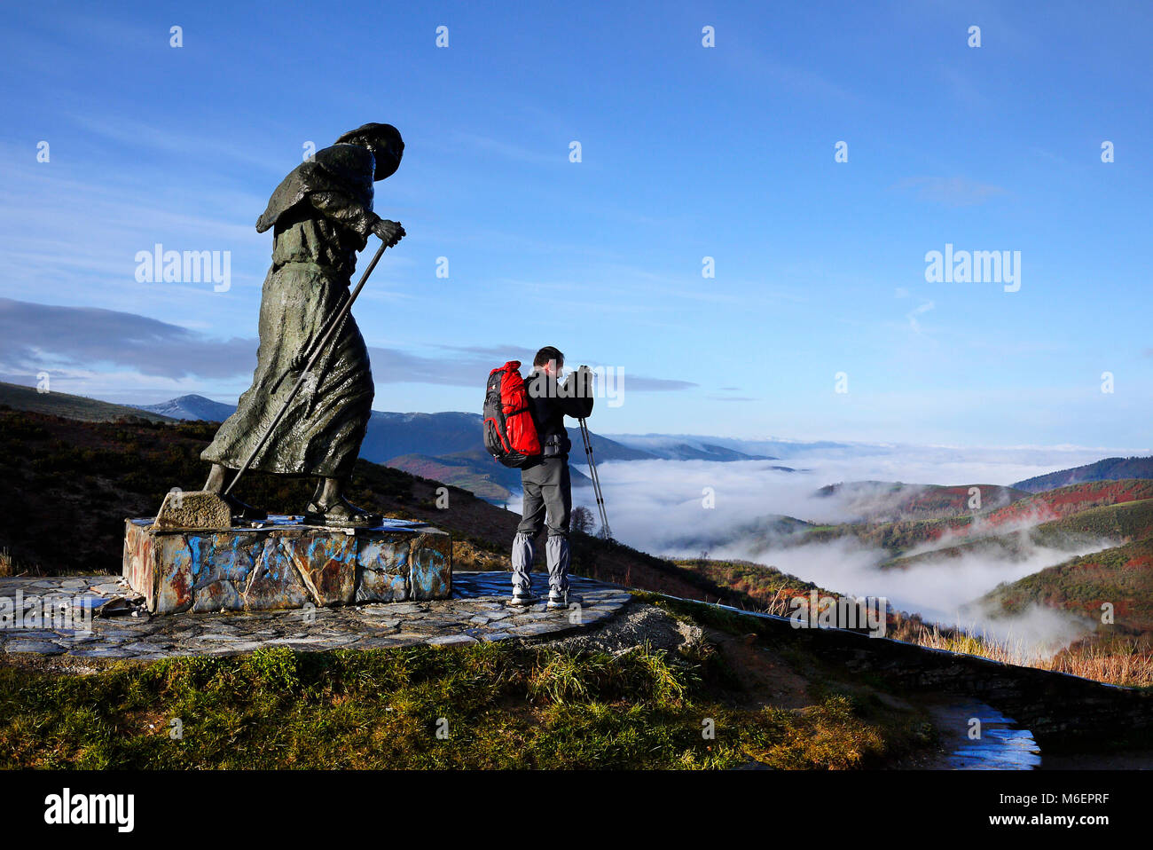 Am nächsten Morgen einen frühen Pilger auf dem Jakobsweg nach Santiago an der Statue von Peregrino auf dem Alto de San Roque in der Nähe von Pedrafita do Cebreiro, Lugo, Spanien. Stockfoto