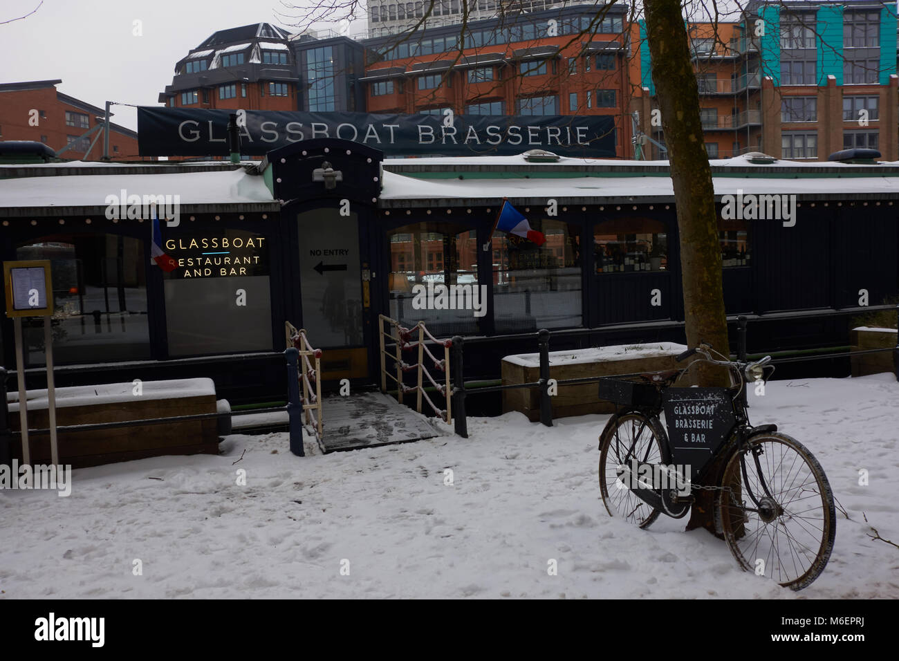 Ein Fahrrad Zeichen außerhalb des Glassboat Brasserie, Bristol, im Schnee vom Sturm Emma Stockfoto