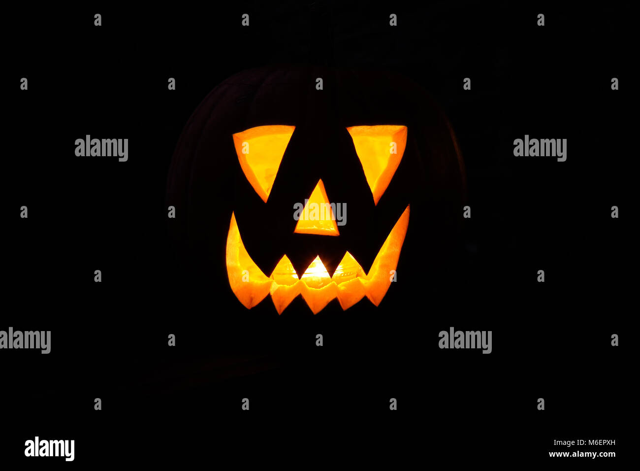 Halloween Kürbis Gesicht auf schwarzem Hintergrund Stockfoto