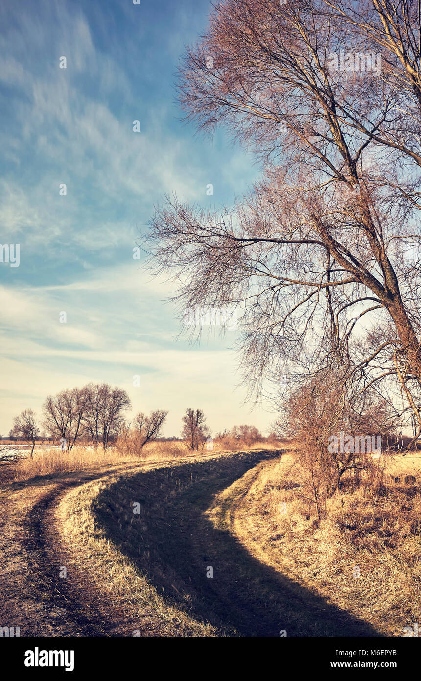 Retro getonten Bild einer ländlichen Landschaft mit einem Wanderweg. Stockfoto
