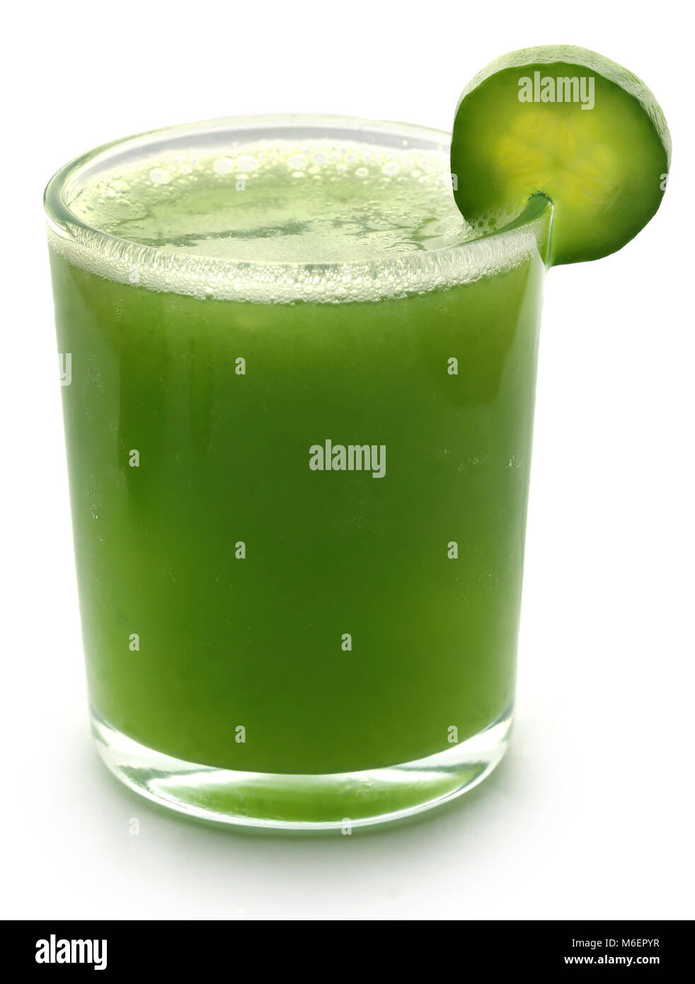 Frischer Saft der grünen Gurke über weißen Hintergrund Stockfoto
