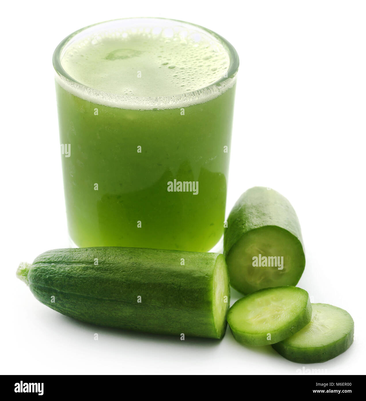 Frischer Saft der grünen Gurke über weißen Hintergrund Stockfoto
