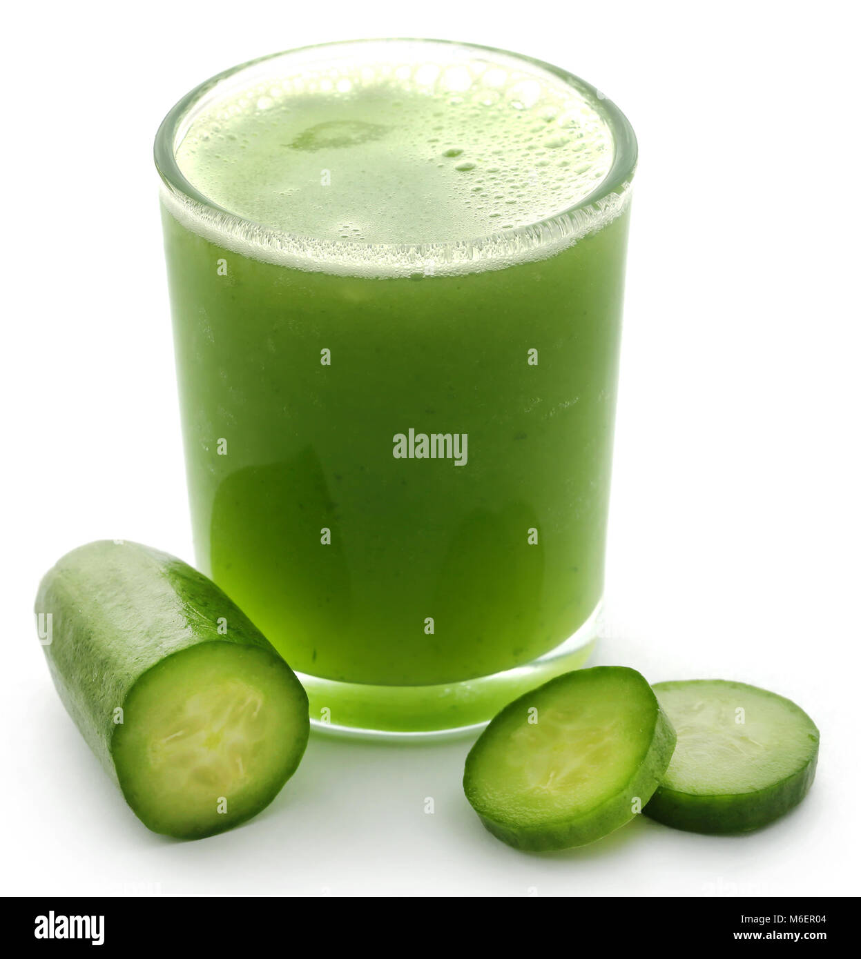 Frischer Saft der grünen Gurke über weißen Hintergrund Stockfoto