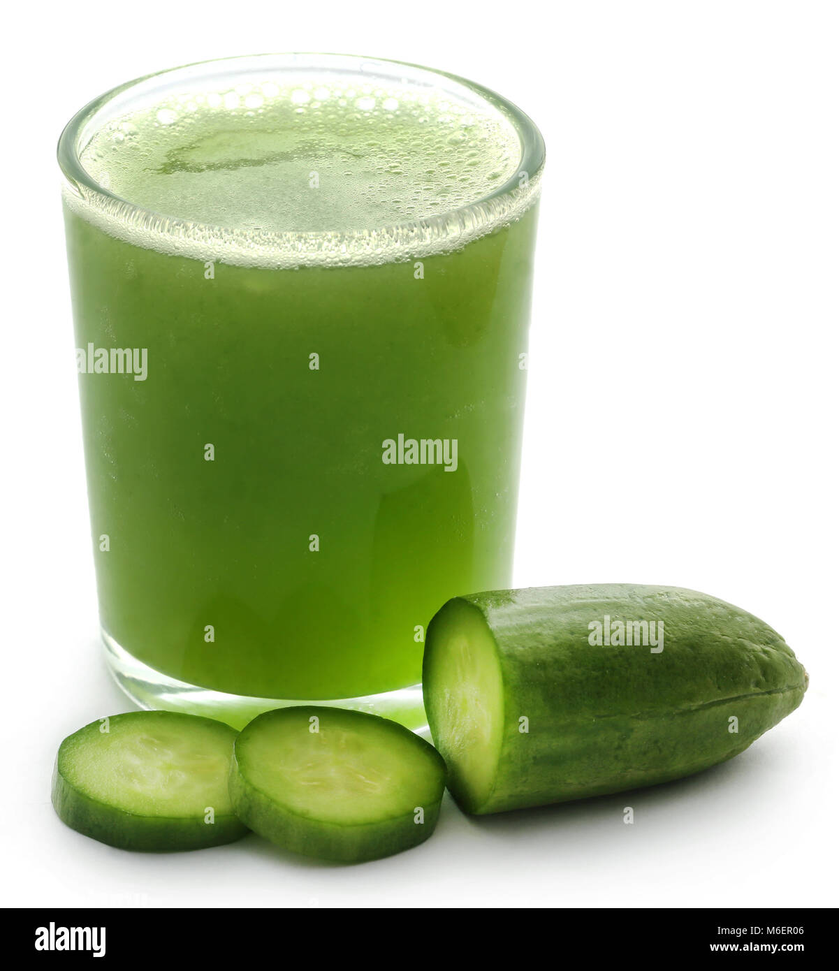 Frischer Saft der grünen Gurke über weißen Hintergrund Stockfoto