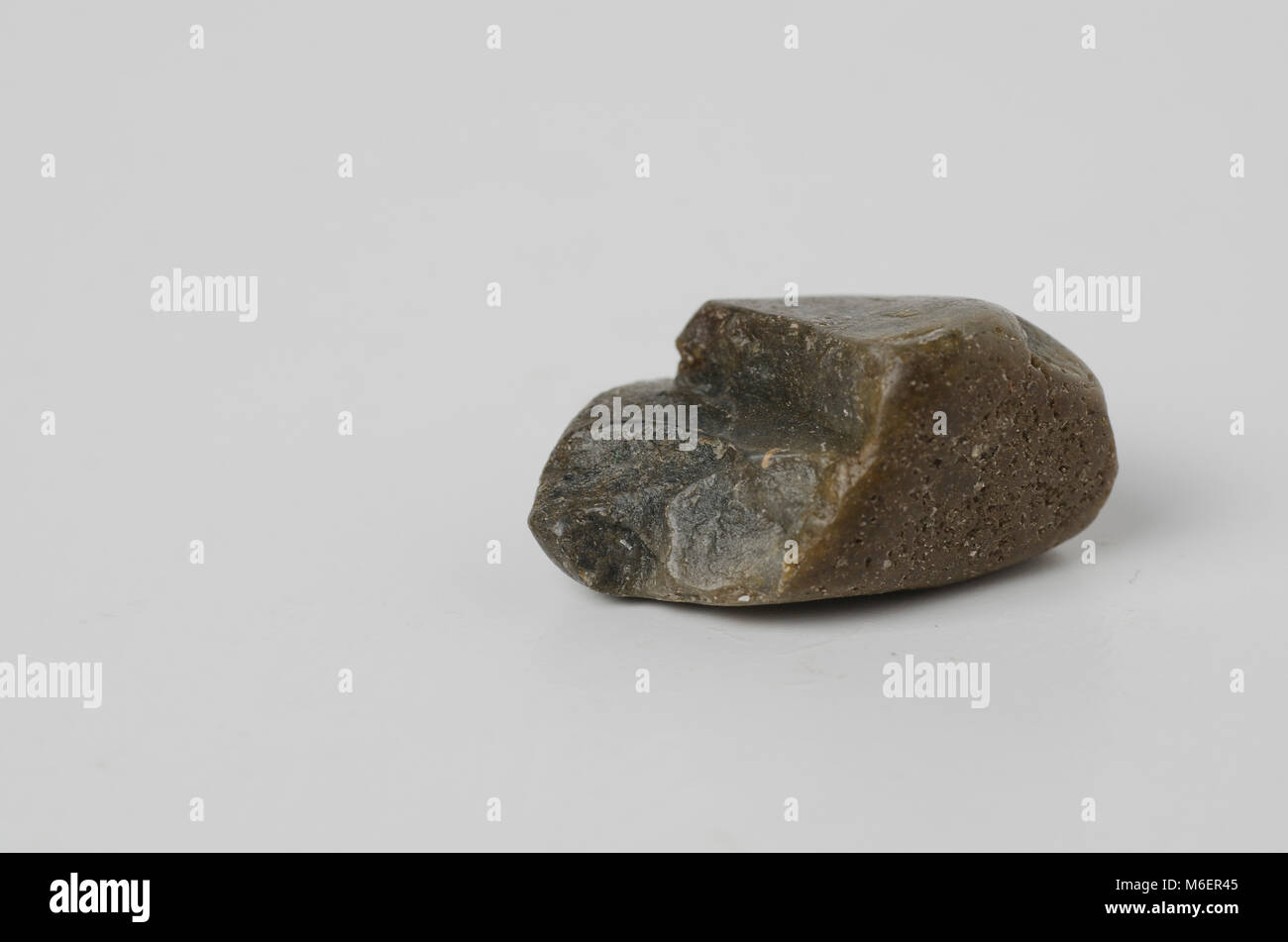 Eine gemeinsame Menge an verschiedenen harten Kern der Steine aus dem Garten und in einem Still life Umwelt fotografiert. Stockfoto