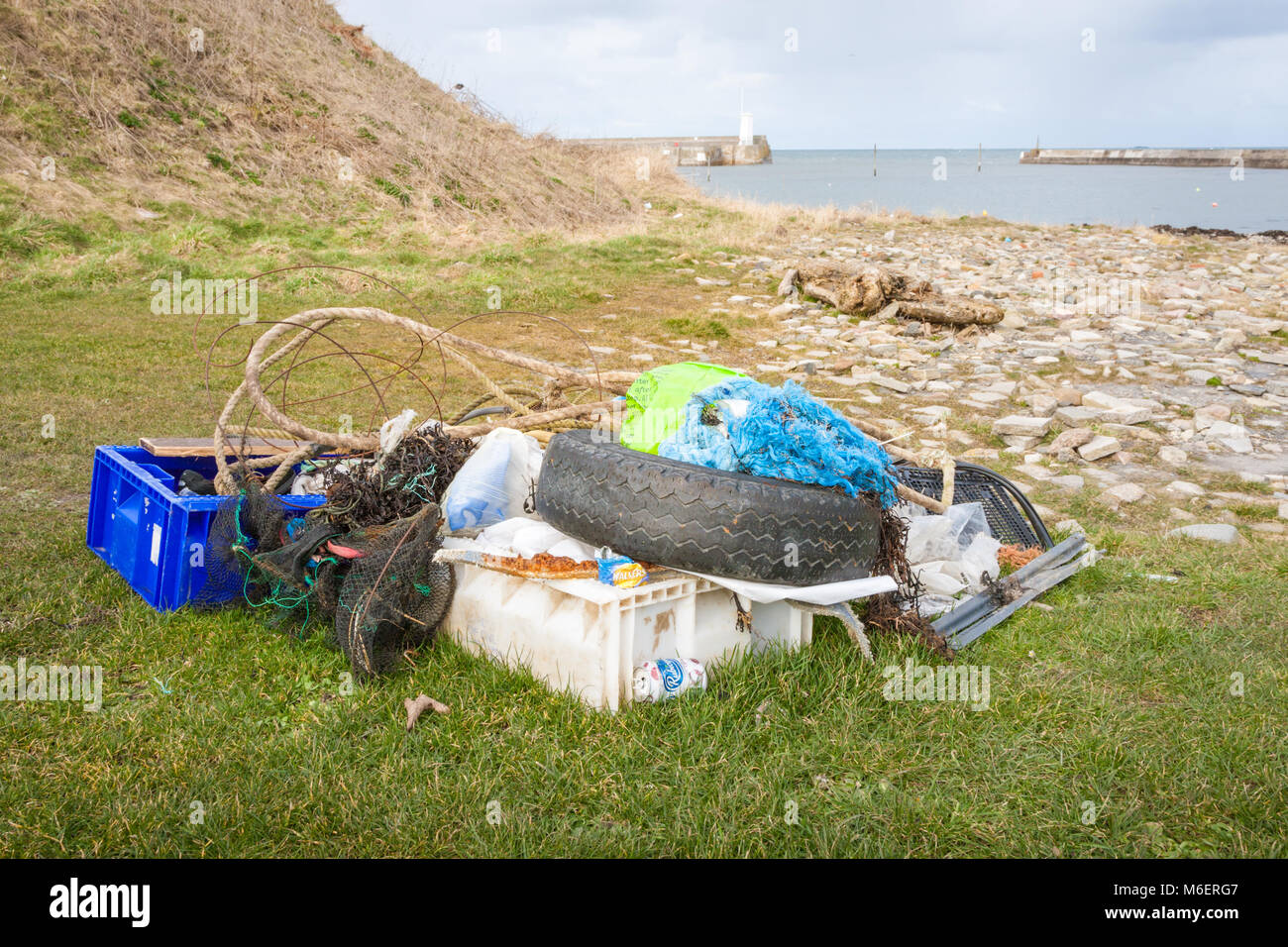 Kunststoff und Gummi Müll gesammelt am Ufer, Northumberland, Großbritannien Stockfoto