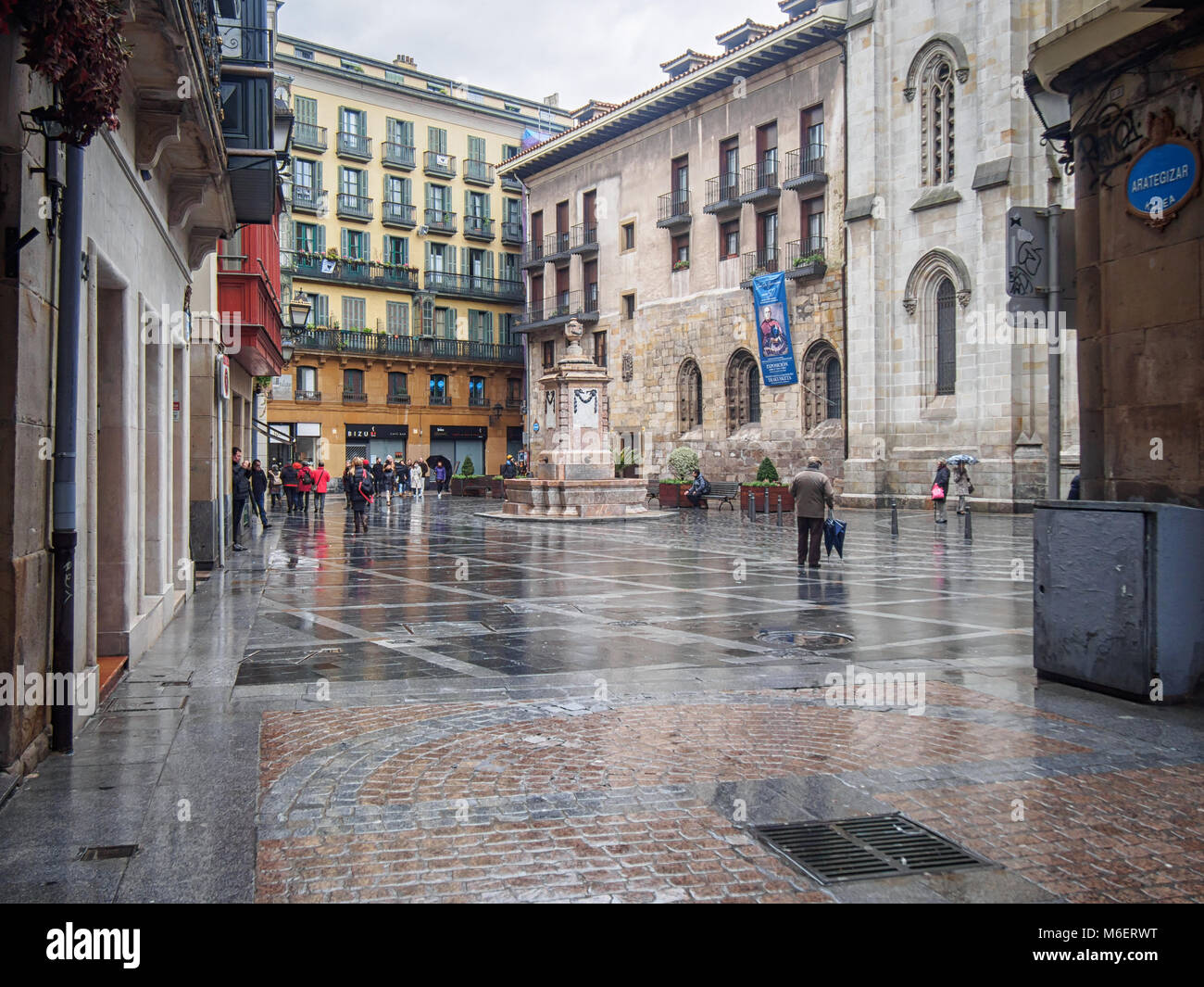 BILBAO, SPANIEN - 11. FEBRUAR 2018: die Plazuela de Santiago Platz vor der Kathedrale von Santiago in der Casco Viejo Bezirk Stockfoto