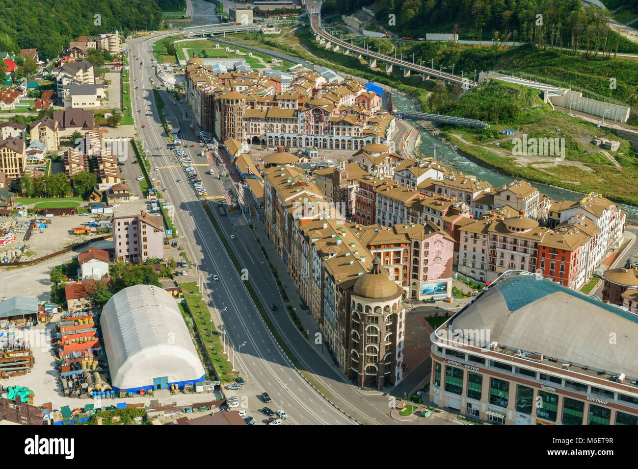 Luftaufnahme auf Rosa Khutor Alpine Ski Resort in Krasnaja Poljana, Sochi, Russland Stockfoto