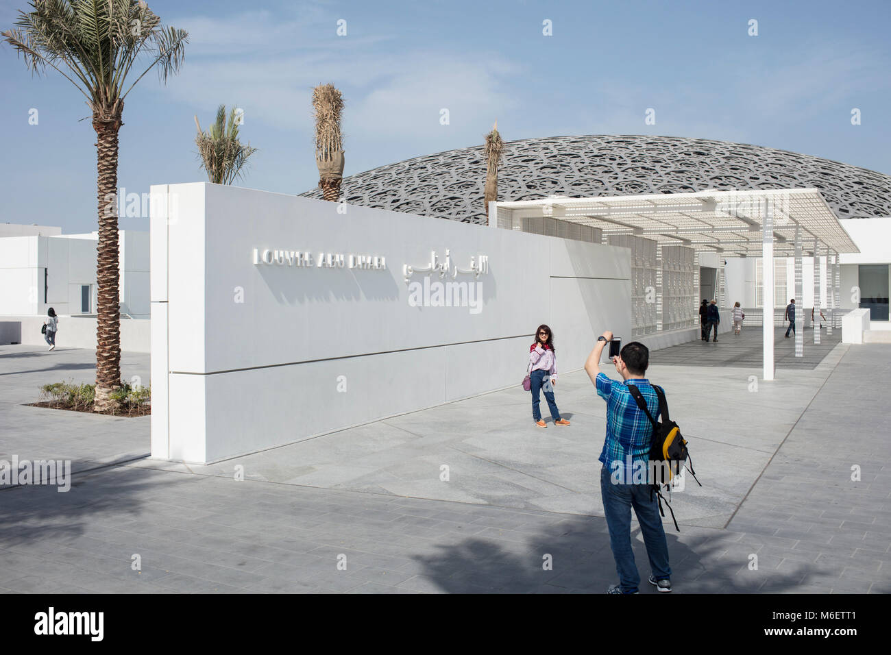 SAADIYAT ISLAND, ABU DHABI, VEREINIGTE ARABISCHE EMIRATE - 24. Februar 2018: die Besucher vor dem Eingang des Louvre Abu Dhabi. (Ryan Carter) Stockfoto