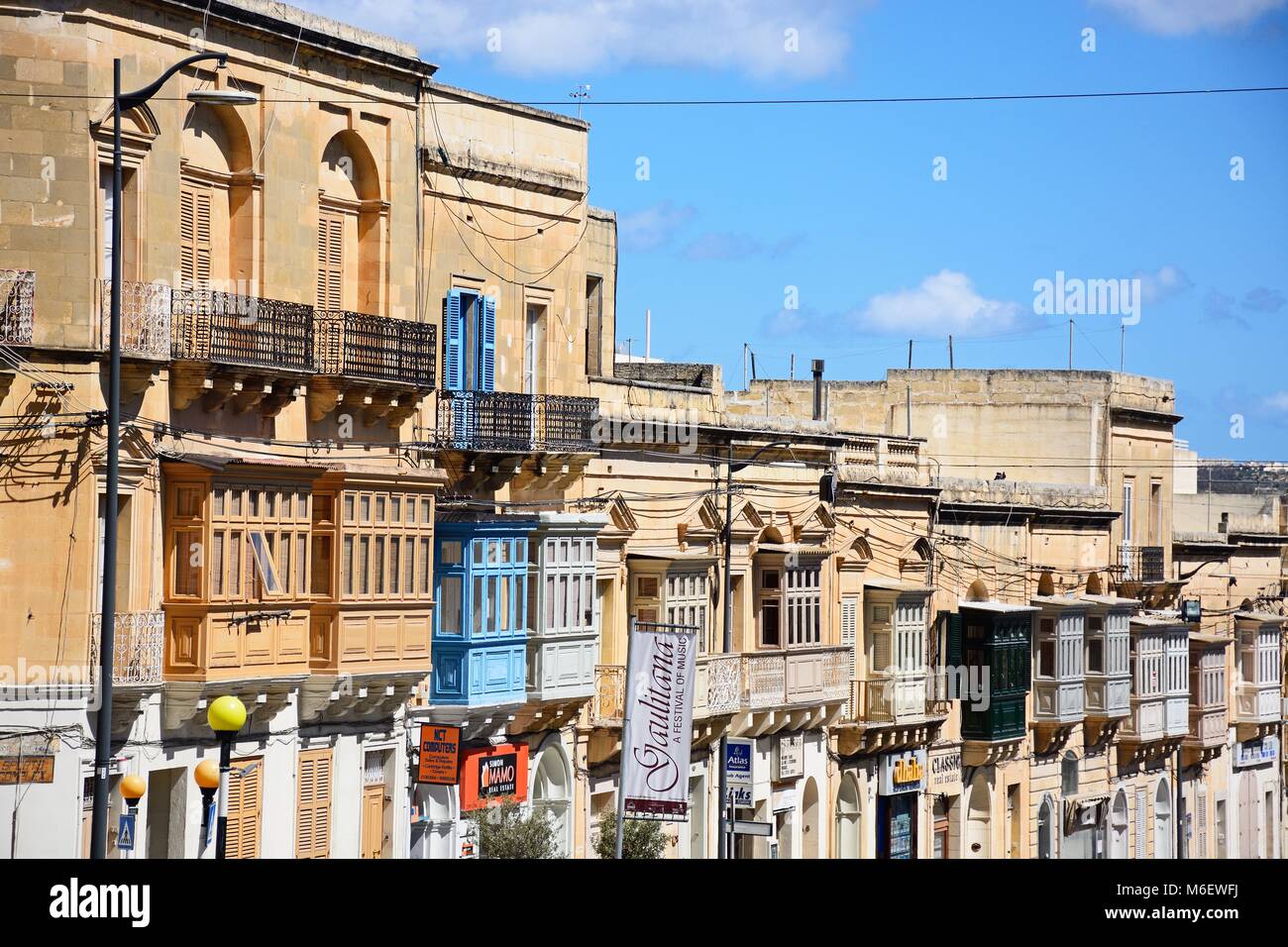 Blick auf die Gebäude und Geschäfte entlang der Republic Street (Triq Ir-Repubblika), Victoria (Rabat), Gozo, Malta, Europa. Stockfoto