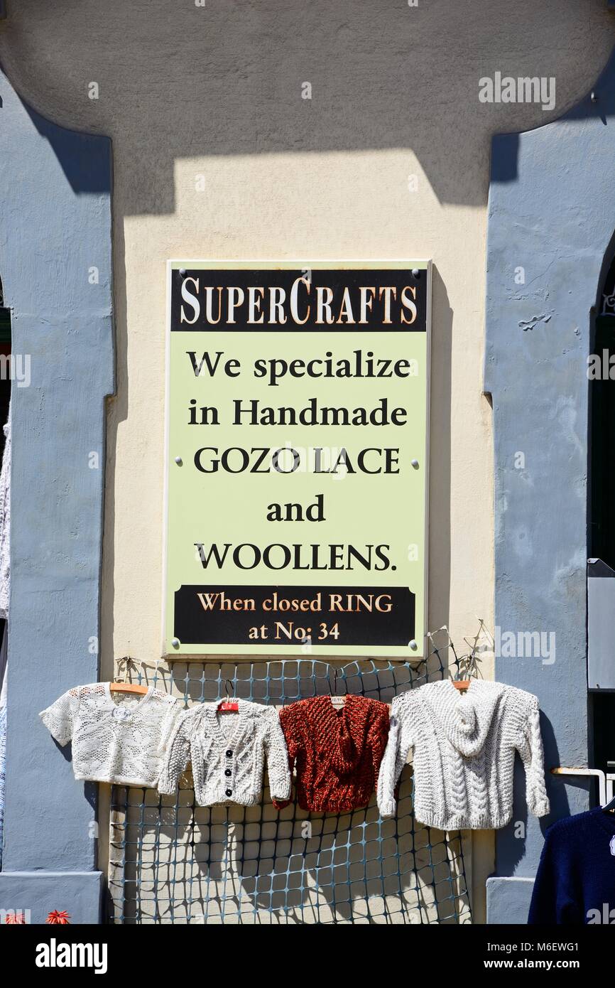 Handarbeit wollmütze Strickjacken und Pullover mit einem Zeichen über außerhalb eines Shop, Victoria (Rabat), Gozo, Malta, Europa. Stockfoto