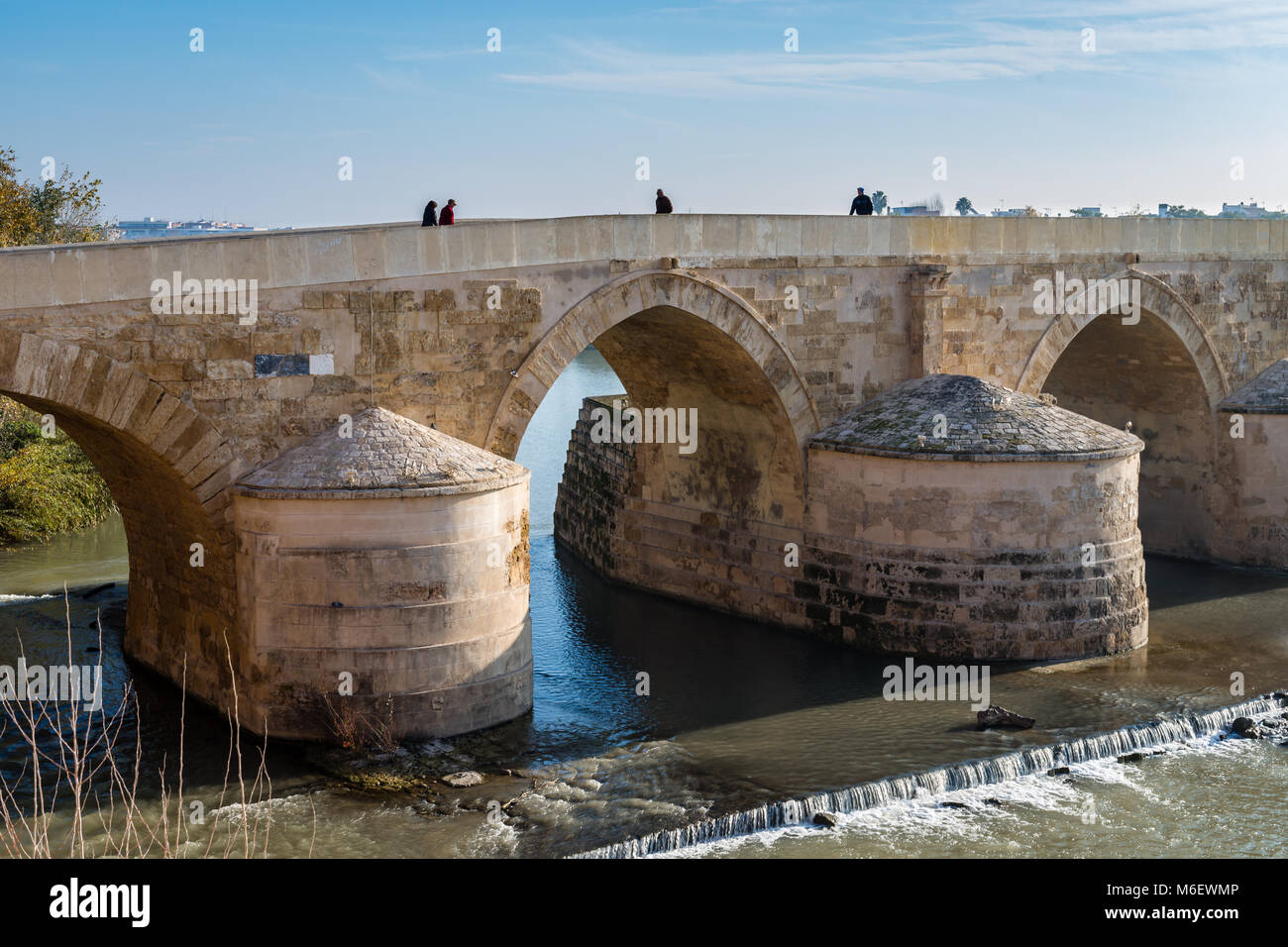Die Römische Brücke von Cordoba, überspannt Fluss Guadalquivir, in Andalusien, Spanien. Stockfoto