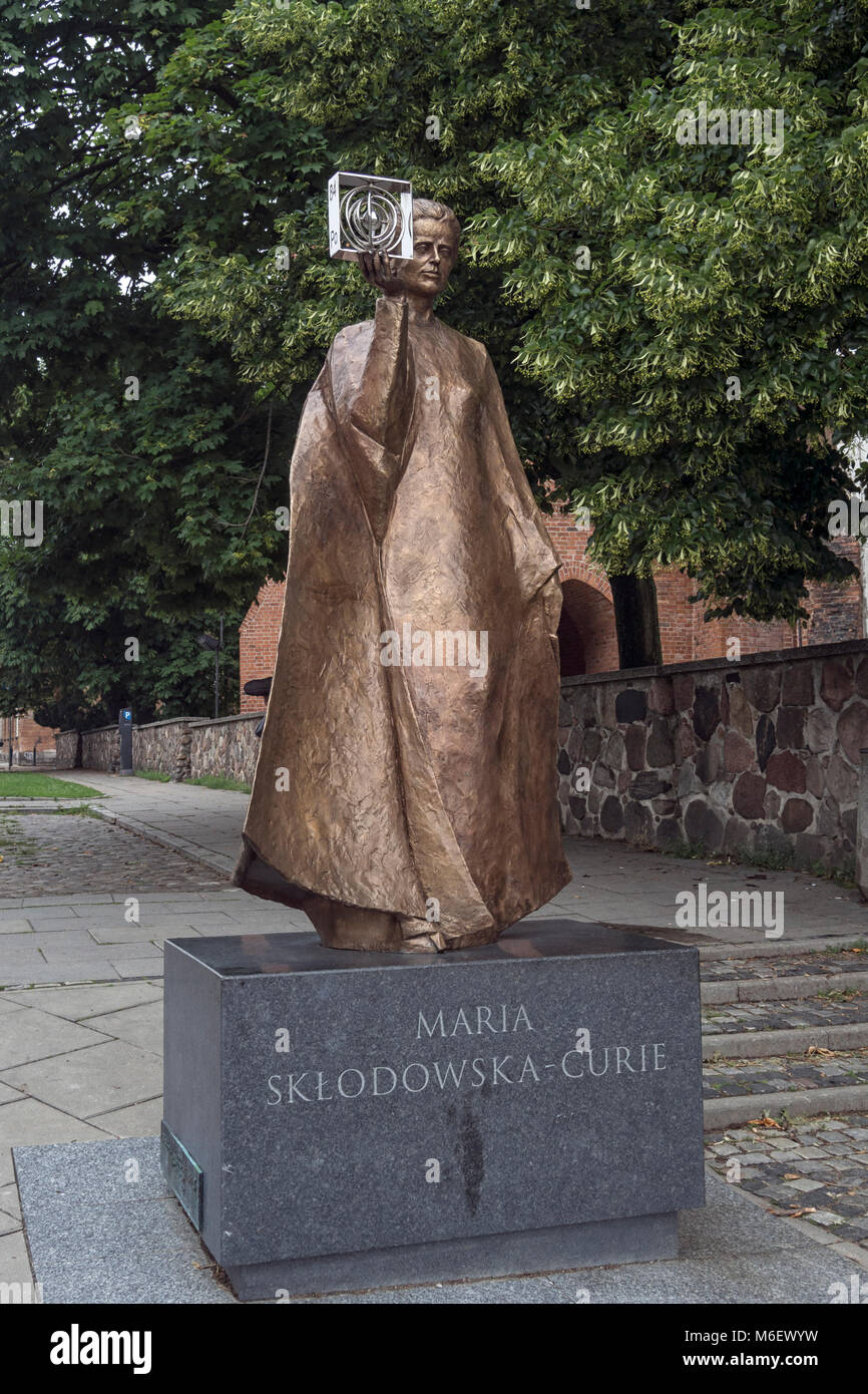 WARSCHAU, POLEN - 20. JUNI 2016: Statue von Marie Sklodowska-Curie mit einem Polonium-Modell Stockfoto