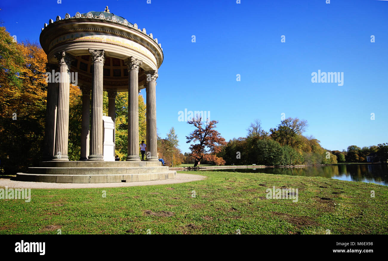 München, Deutschland - 16. Oktober 2017 - Der neoklassizistischen Tempel des Apollo im Schloss Nymphenburg in München, in einem schönen, sonnigen Tag der autu Stockfoto
