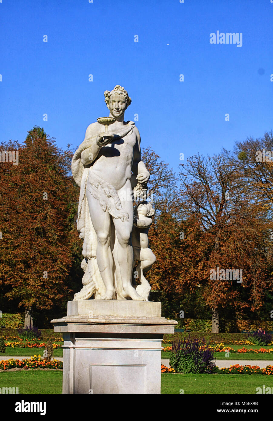München, Deutschland - Stadtteils Palace Gardens: mythologische Statue der römische Gott des Weines Bacchus mit Satyr und Kelch, von Roman Anton Boos, Jahr 1782 Stockfoto