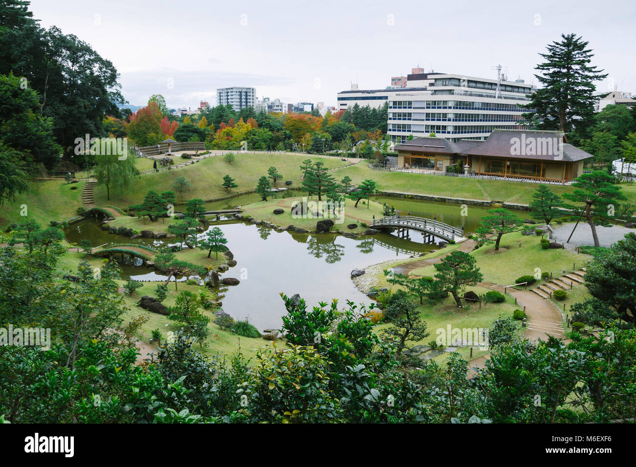 Gyokusen inmaru, traditionellen japanischen Garten mit Teichen in der Innenstadt von Kanazawa, Japan Stockfoto