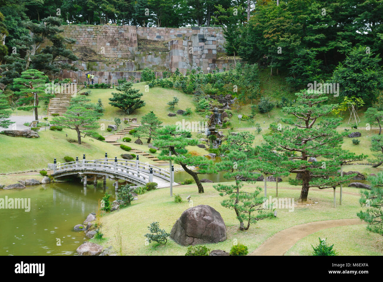 Gyokusen inmaru, traditionellen japanischen Garten mit Teichen in der Innenstadt von Kanazawa, Japan Stockfoto