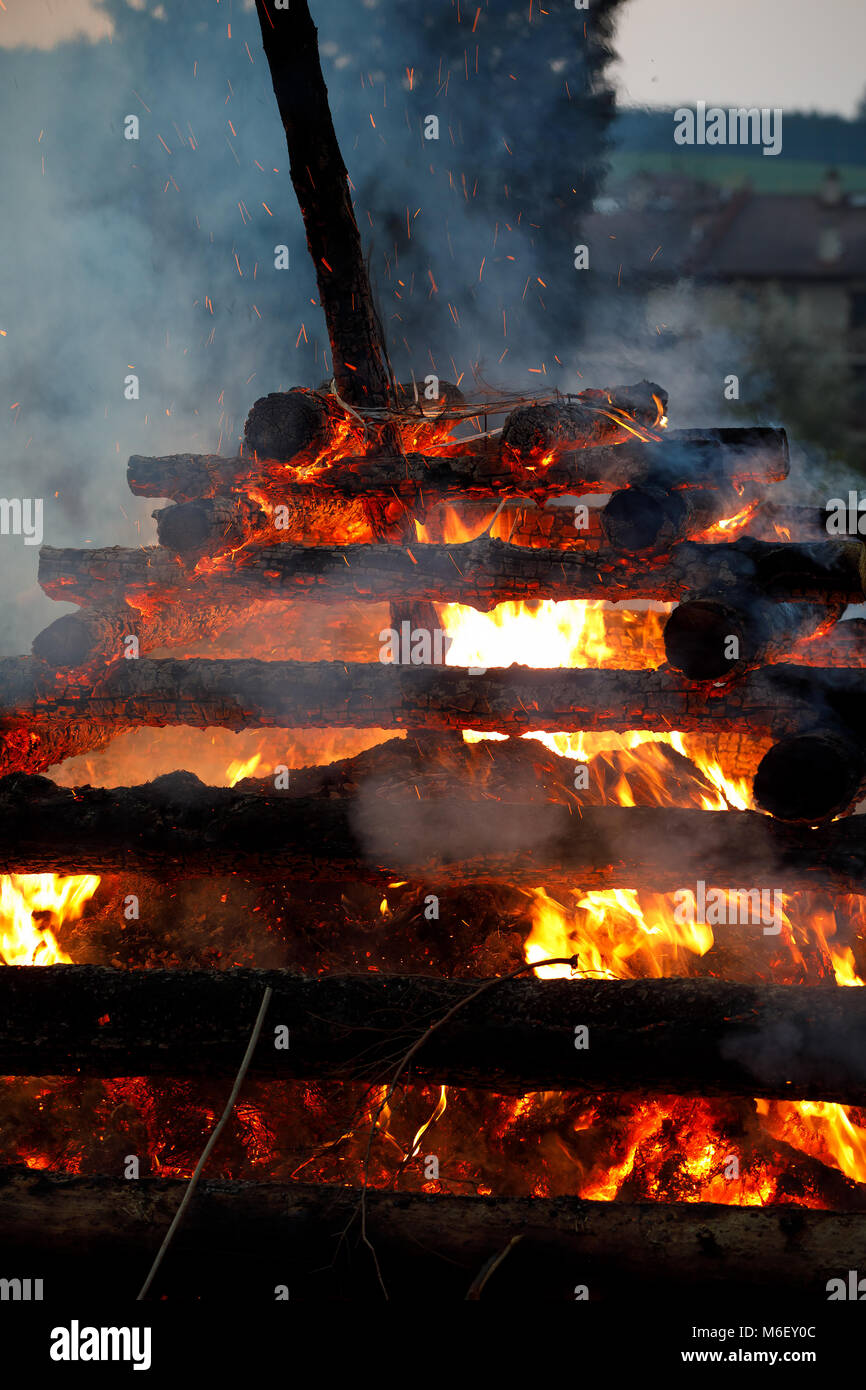 Religion Christ festival Walpurgisnacht mit großen Feuer und brennen Hexen, Brennen woodpile Stockfoto