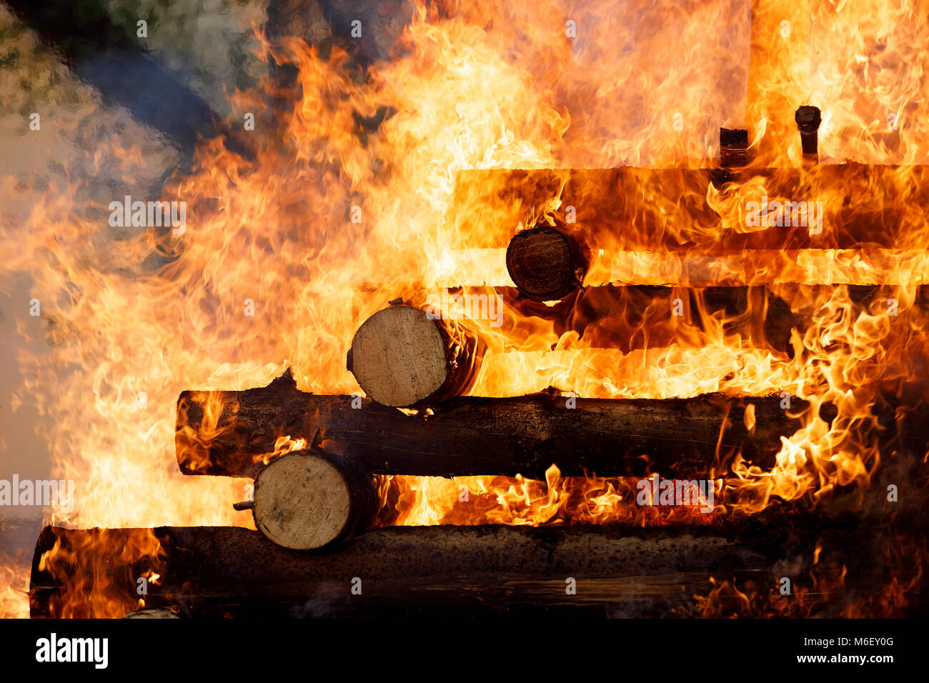 Religion Christ festival Walpurgisnacht mit großen Feuer und brennen Hexen, Brennen woodpile Stockfoto