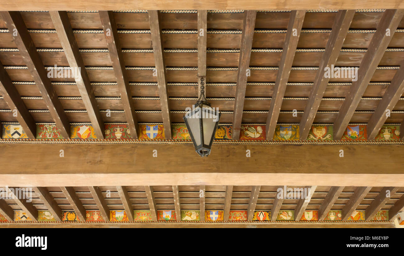 Traditionelle hölzerne Decke, die von zahlreichen Wappen dekoriert Stockfoto