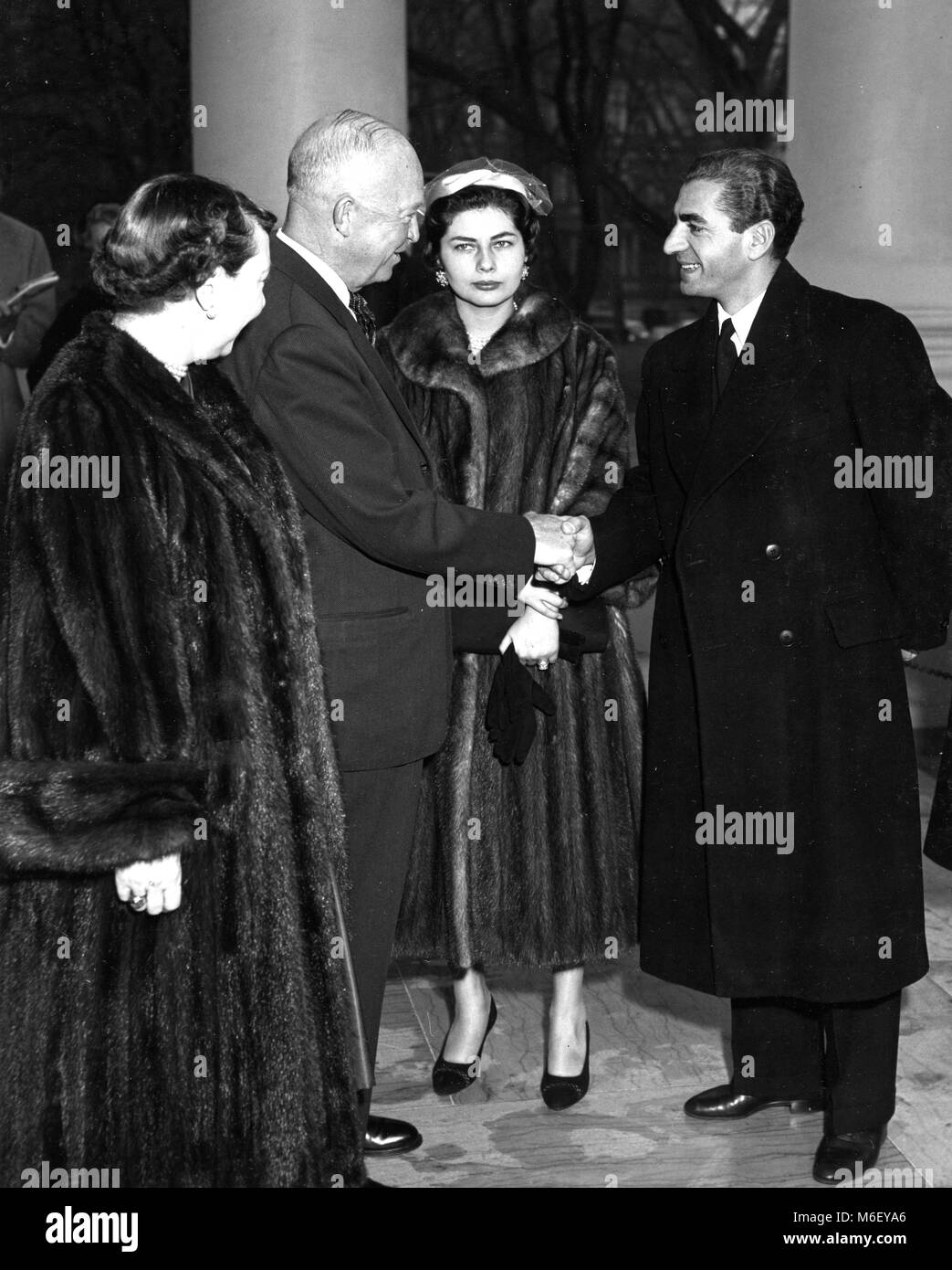 Schah Mohammed Reza Pahlavi (rechts) der Iran, und seine Frau, Königin Soraya, sind herzlich von Präsident Dwight Eisenhower und Frau Eisenhower, Washington, DC, 1954 zum Weißen Haus begrüßt. Stockfoto