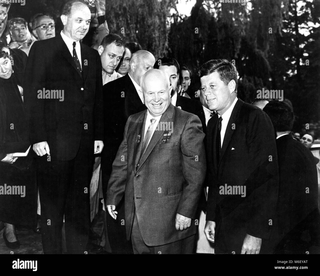 U S Präsident John F Kennedy (rechts) und Außenminister Dean Rusk (links) Flanke sowjetischen Premier Chruschtschow (Mitte), wie sie für den Eingang der Residenz des amerikanischen Botschafters in Wien, wo Vorträge gehalten wurden, Wien, Österreich, 06.03.1961. Stockfoto