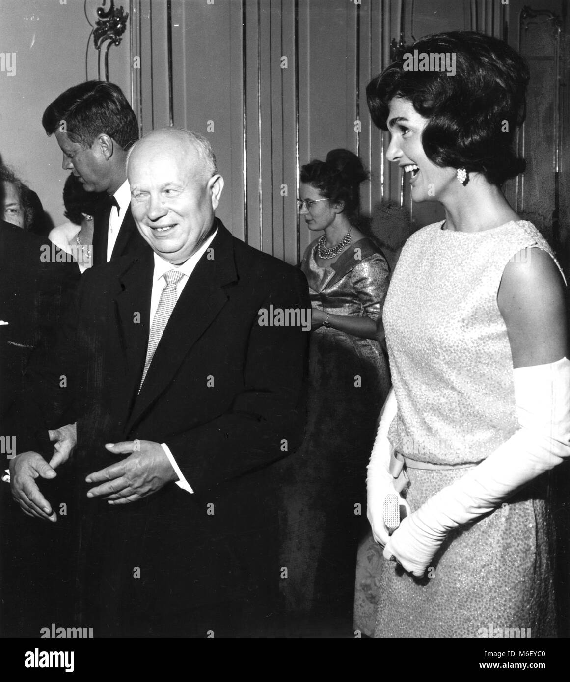 Frau Jacqueline Kennedy, der Frau des U S Präsident John F. Kennedy, und der sowjetische Regierungschef Nikita Chruschtschow ein Lachen in Schloss Schönbrunn, Wien, Österreich, 06.03.1961. Stockfoto
